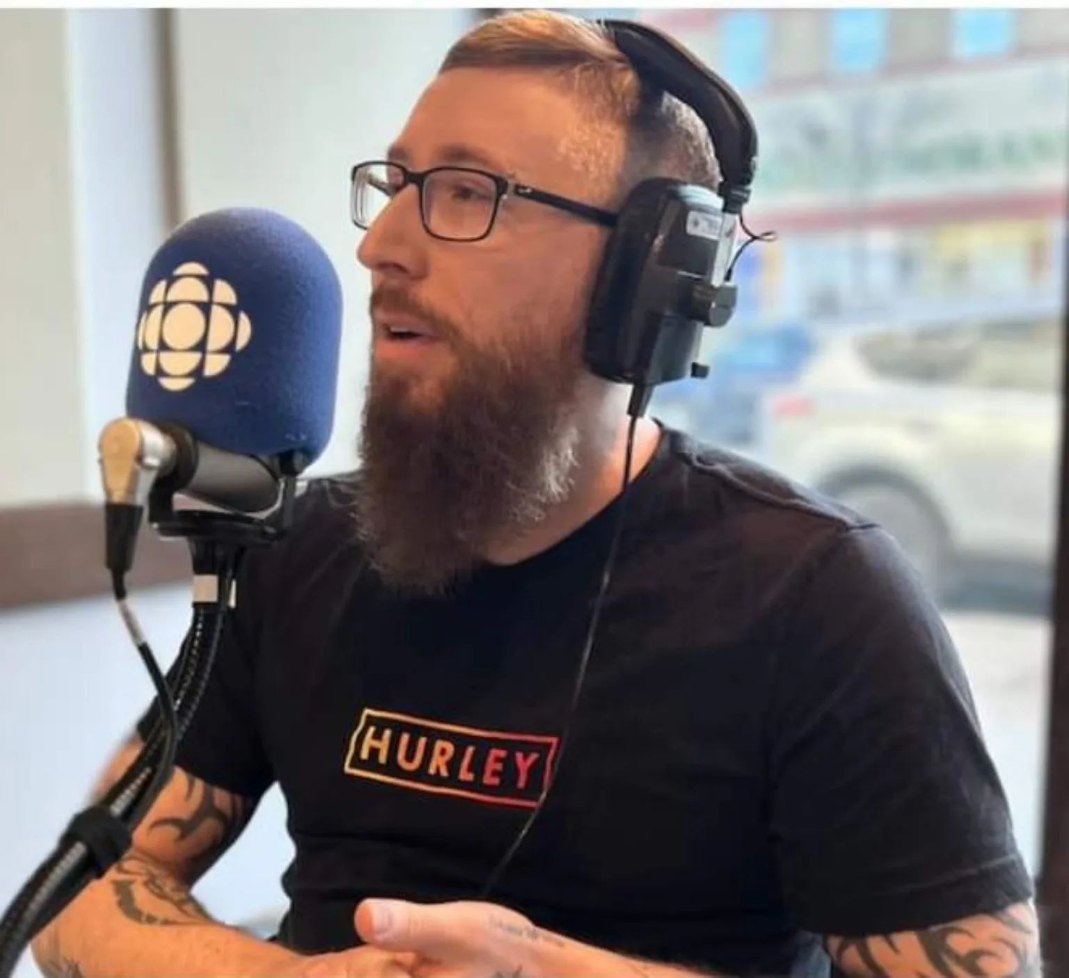 Jonathan le Prof en studio à Radio-Canada